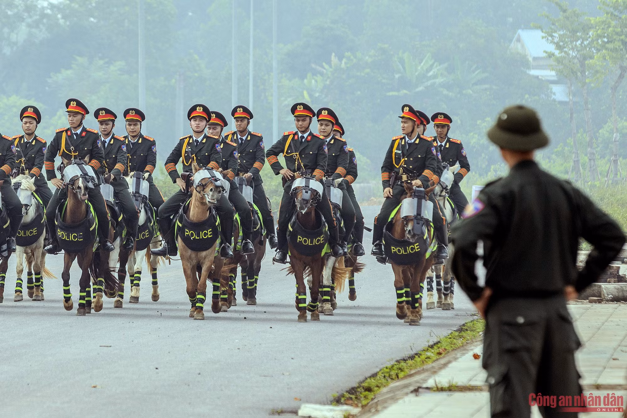 Kỵ binh CAND rèn ý chí trên thao trường 