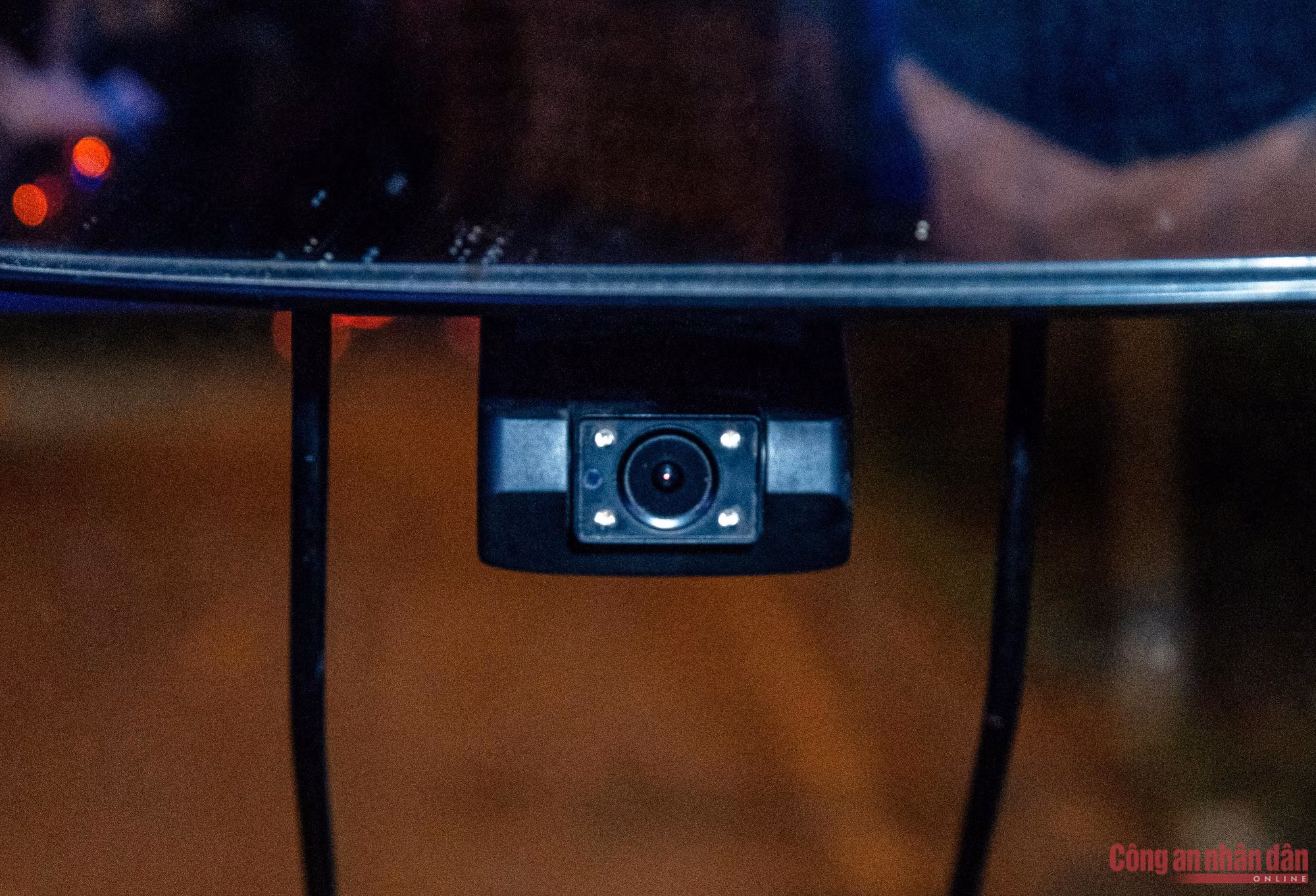 Tài xế gãi đầu cười ngượng khi CSGT check camera hành trình soi vi phạm -1