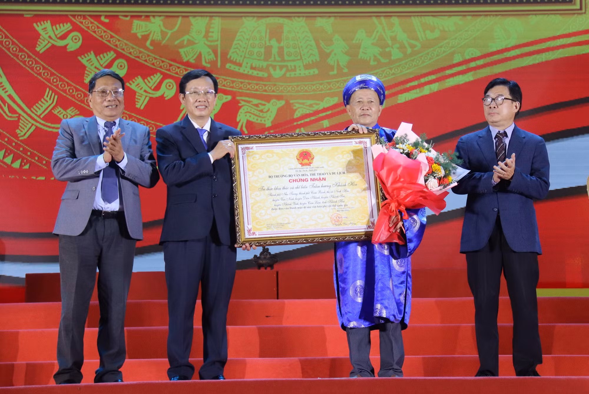 Khánh Hòa đón nhận Bằng xếp hạng Di tích quốc gia đặc biệt Tháp Bà Ponagar -0