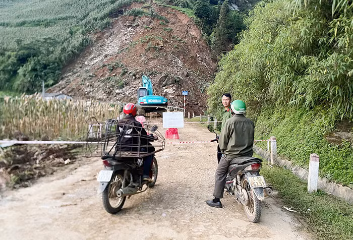 Công an xã Bắc Hà kịp thời cảnh báo người dân khu vực sạt lở -0