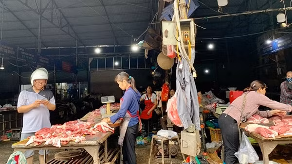 Sau vụ lợn chết, lợn bệnh đưa vào tiêu thụ tại Hà Nội: Chợ Phùng Khoang đìu hiu