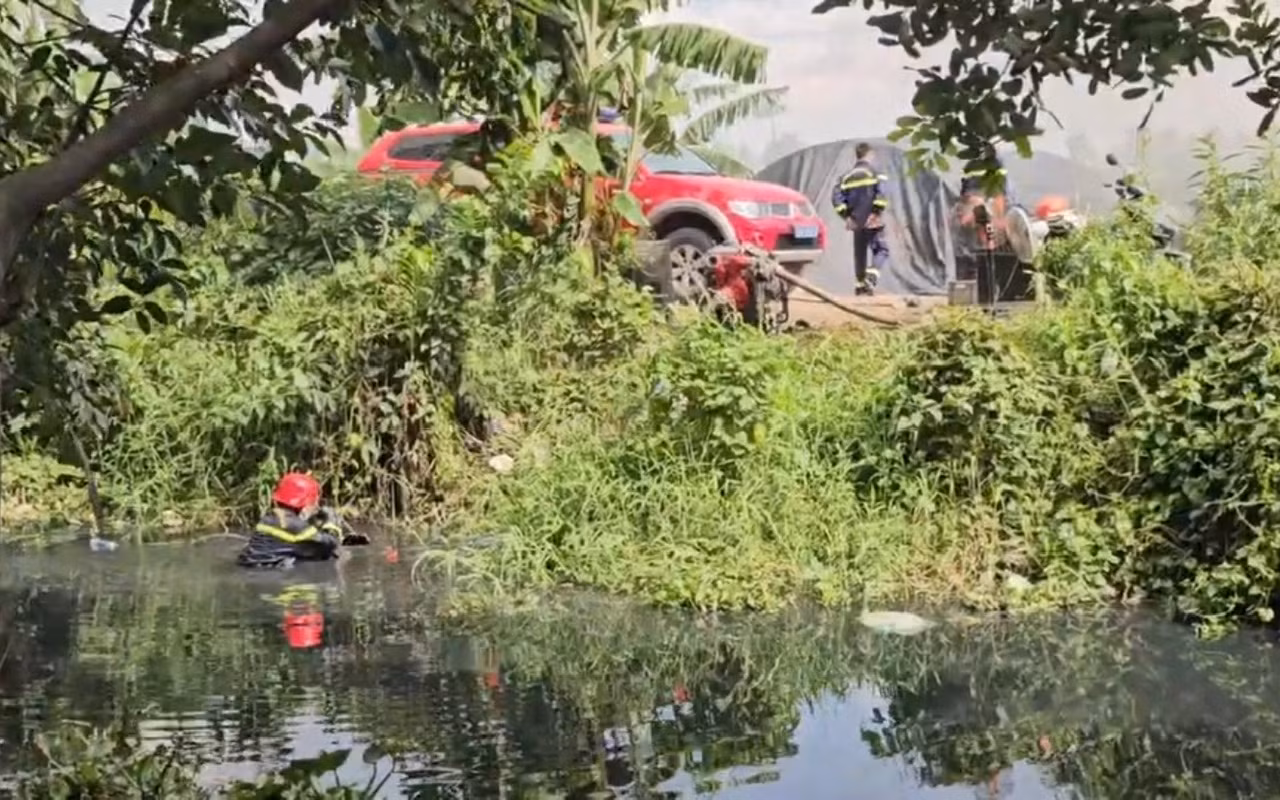 Cảnh sát ngâm mình liên tục dưới mương nước để lấy nước chữa cháy vựa ve chai -1