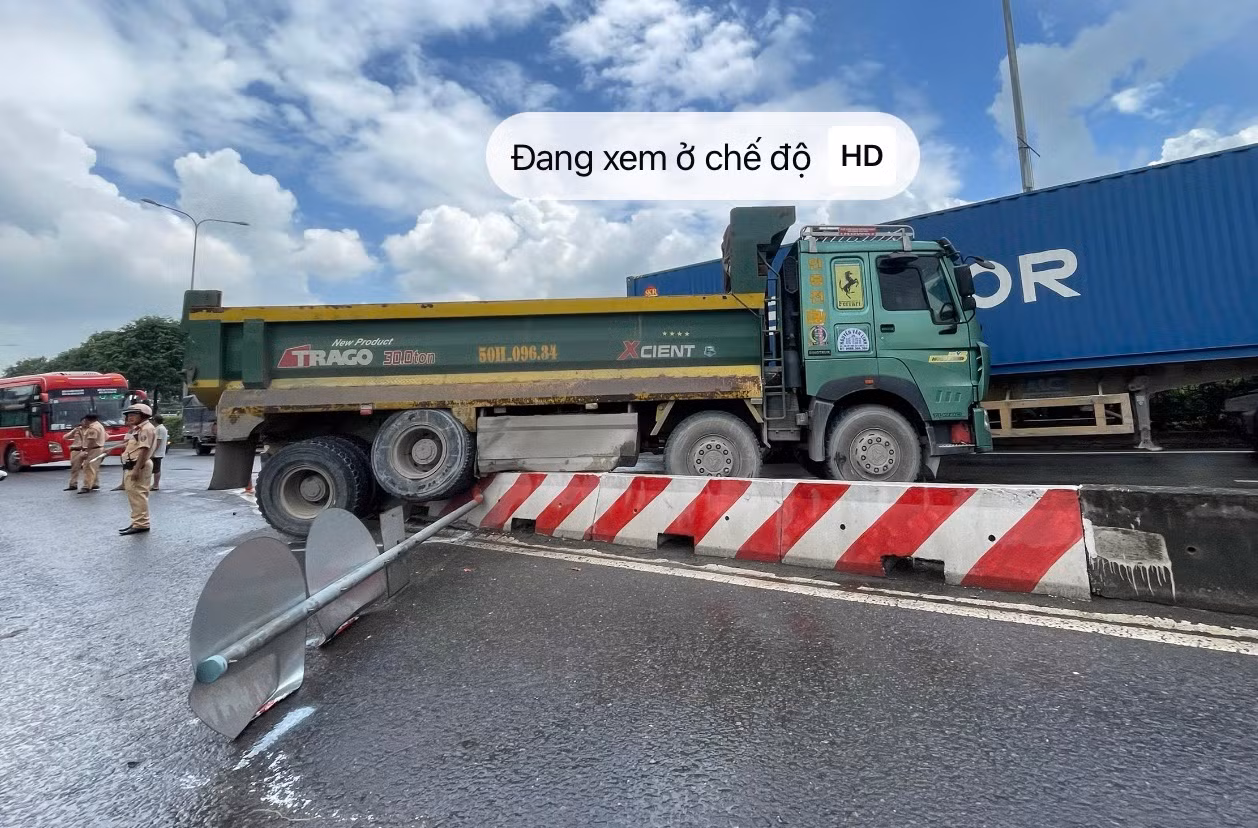 2 vụ TNGT xảy ra cùng lúc khiến đường Đỗ Mười ùn ứ kéo dài -0