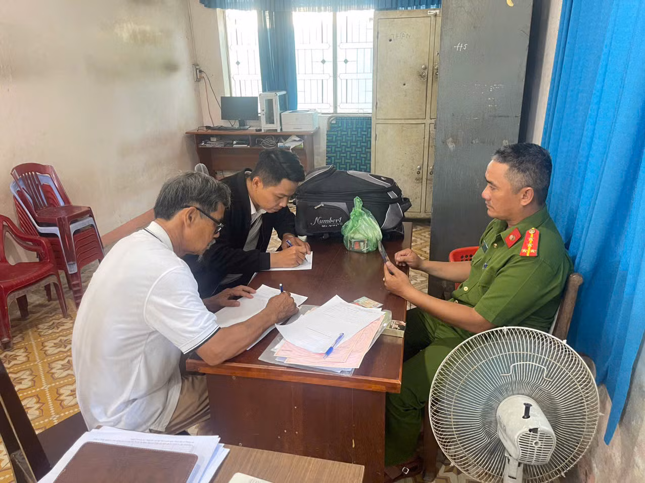 Nhặt được gần 150 triệu đồng, người dân nhờ Công an xã tìm trao lại cho người đánh mất -0