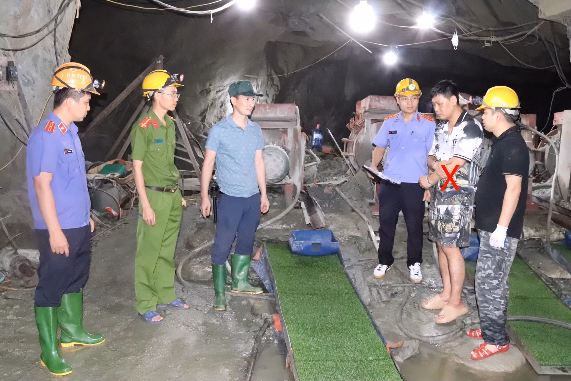 Công an tỉnh Sơn La xuyên rừng, vượt suối truy quét “vàng tặc” -0