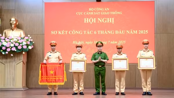 Chuyển đổi trạng thái CSGT ra đường thủ công sang&nbsp;làm việc bằng công nghệ
