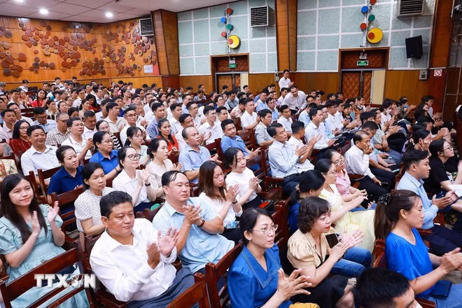 Các cử tri TP Cần Thơ tham dự hội nghị. (Ảnh: Dương Giang/TTXVN)