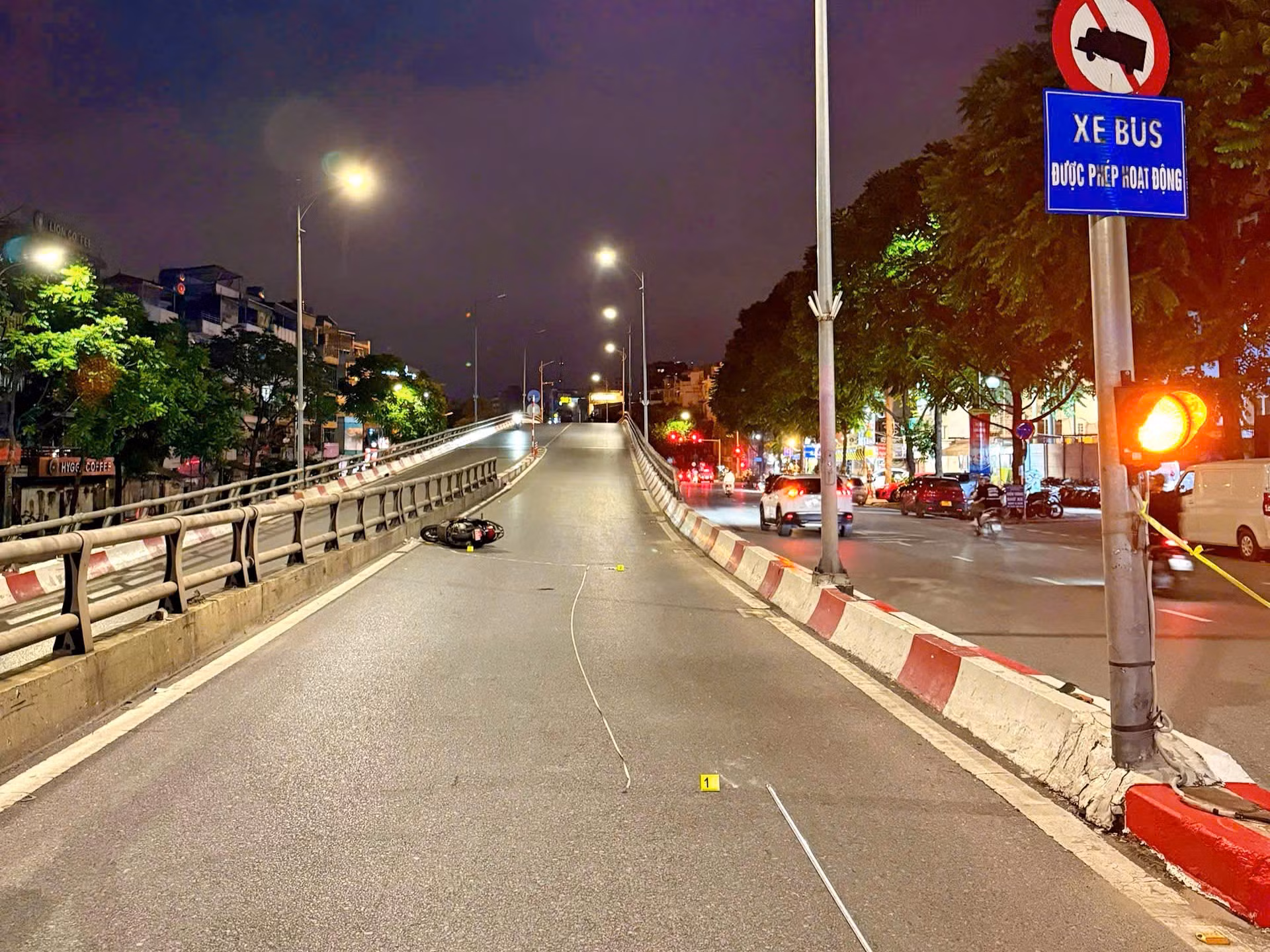 Tìm người chứng kiến vụ tai nạn trong đêm ở Hà Nội -0