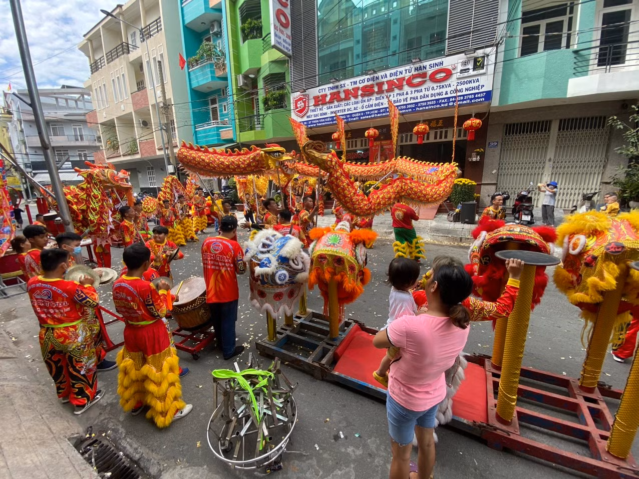 Trẻ em thích thú xem lân rồng ngày mùng 2 Tết -0