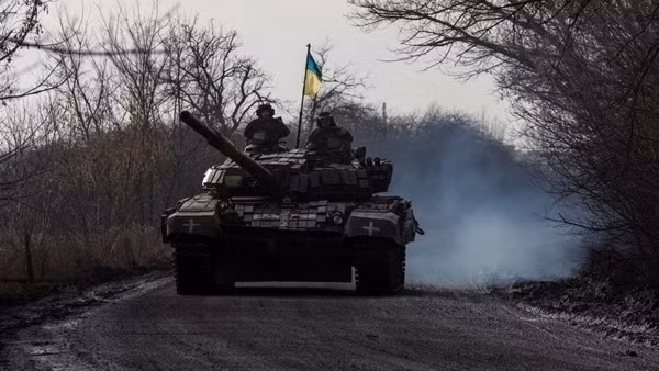 Nga tiến công mạnh mẽ, Mỹ khuyên Ukraine chờ vũ khí hạng nặng