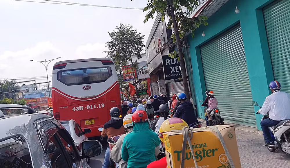 3 xe ô tô tông liên hoàn và 1 xe chết máy làm cầu Rạch Miễu kẹt cứng -0