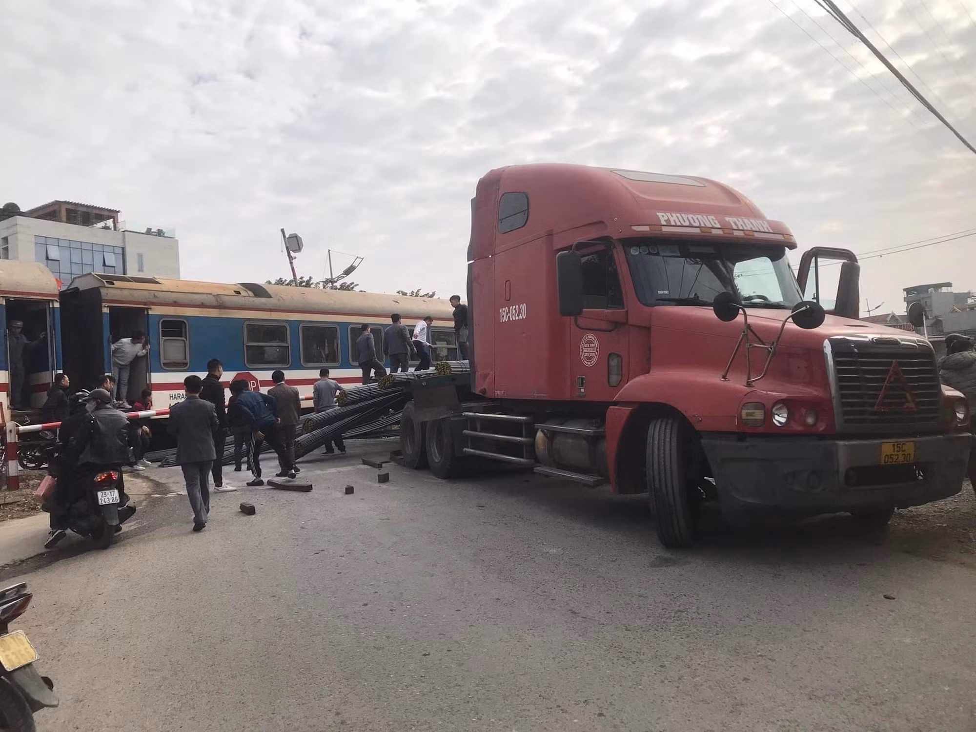 Va chạm với tàu hỏa, xe container bẹp toàn thân -0