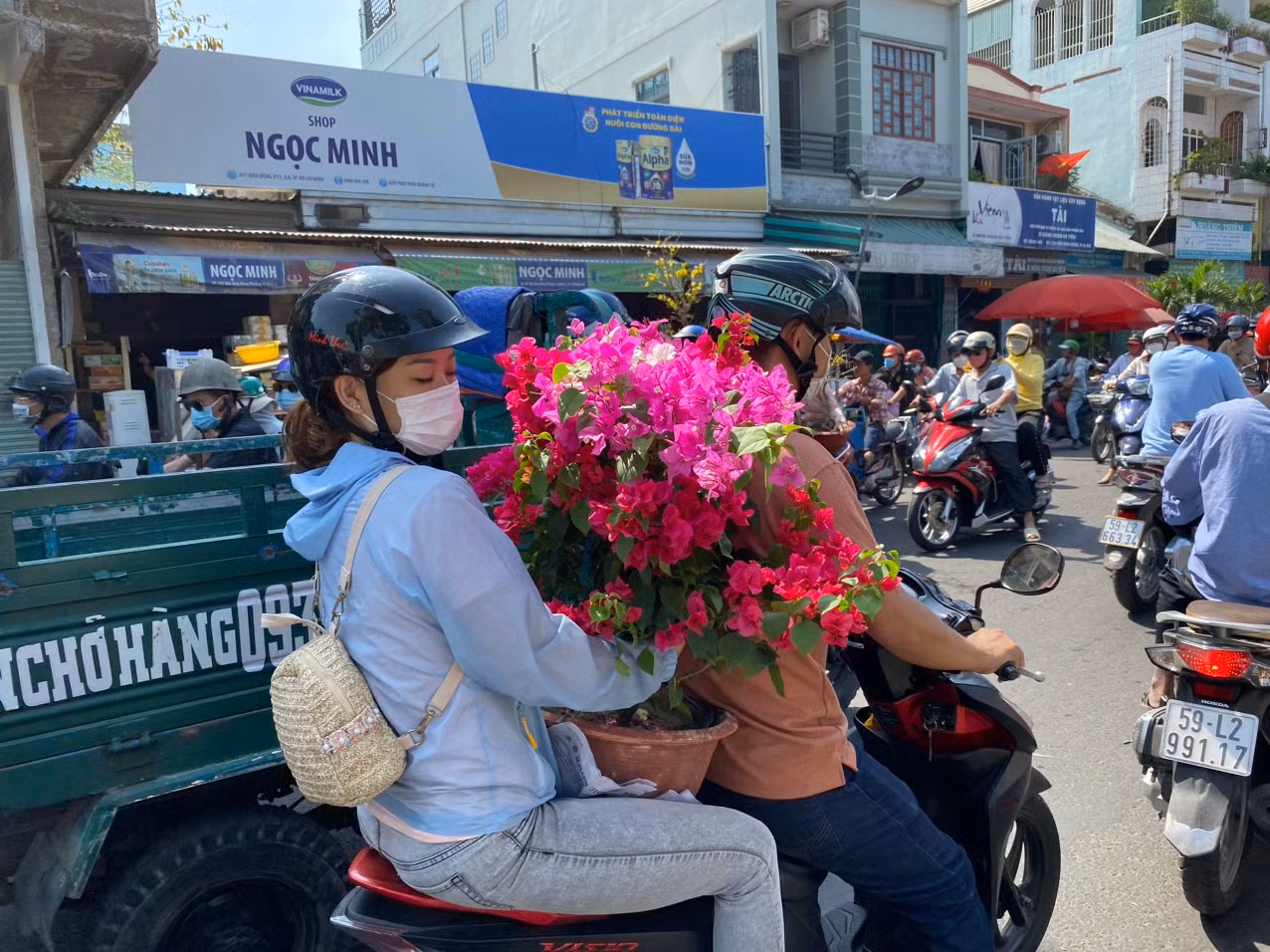Tranh thủ cúng đón ông bà rồi ra chợ hoa 