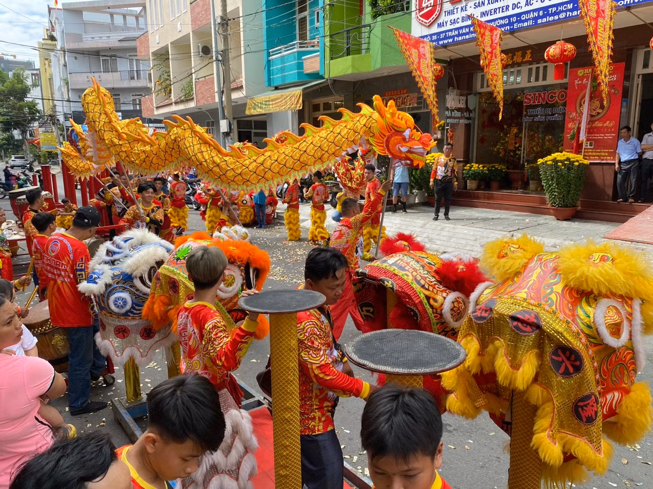 Trẻ em thích thú xem lân rồng ngày mùng 2 Tết -4
