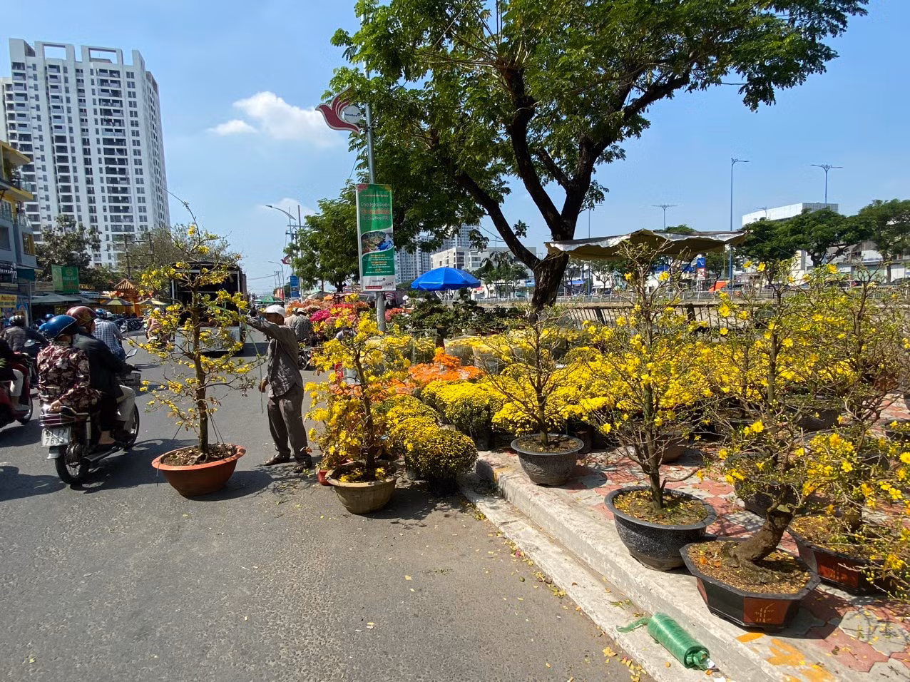 Tranh thủ cúng đón ông bà rồi ra chợ hoa 