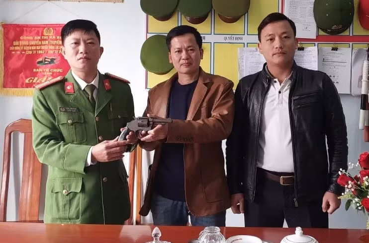 Nhiều cá nhân giao nộp vũ khí, vật liệu nổ và pháo trong dịp Tết -0