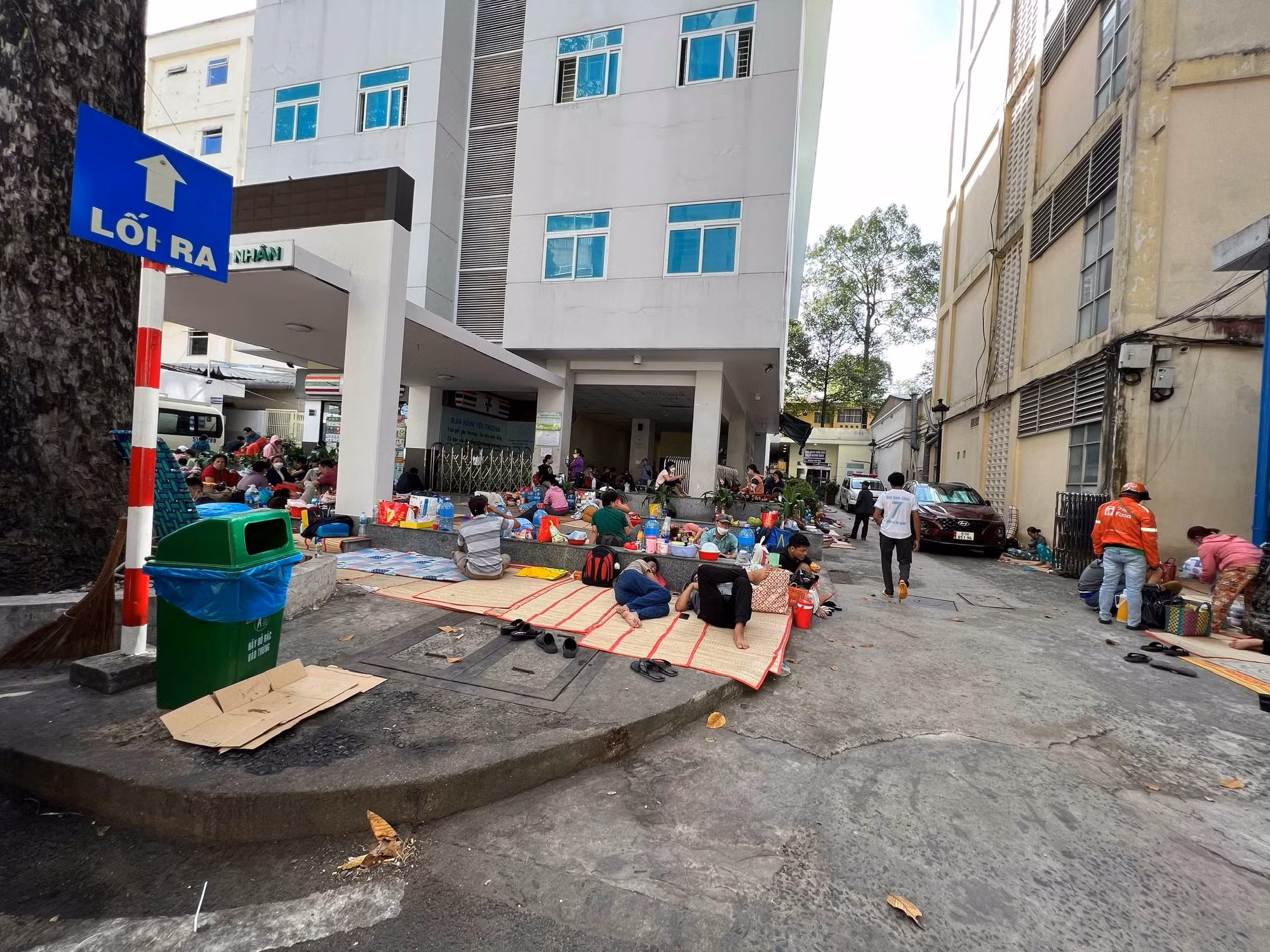 Cảnh giác bị mất tài sản khi nuôi người nhà tại bệnh viện -0