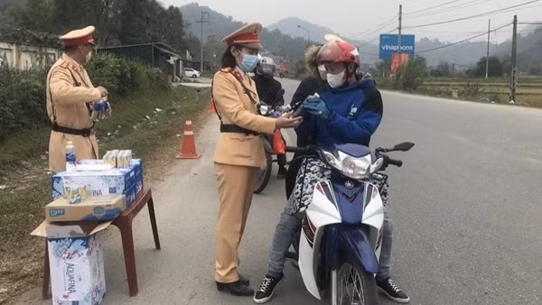 CSGT lập chốt nghỉ chân, giúp người dân trở lại làm việc