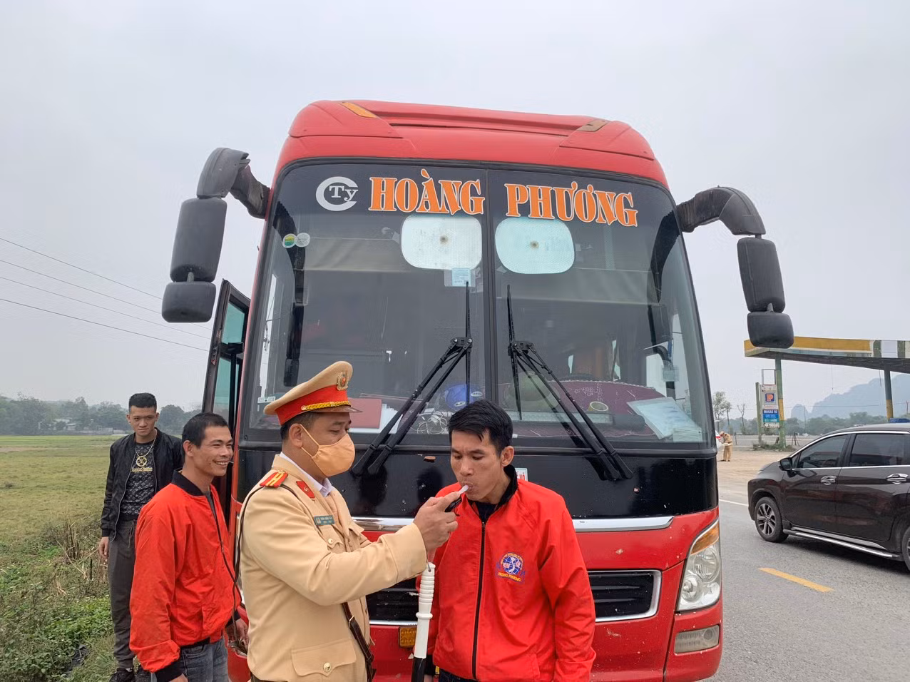 Tổng kiểm tra phương tiện chở khách trên địa bàn tỉnh Hòa Bình -0