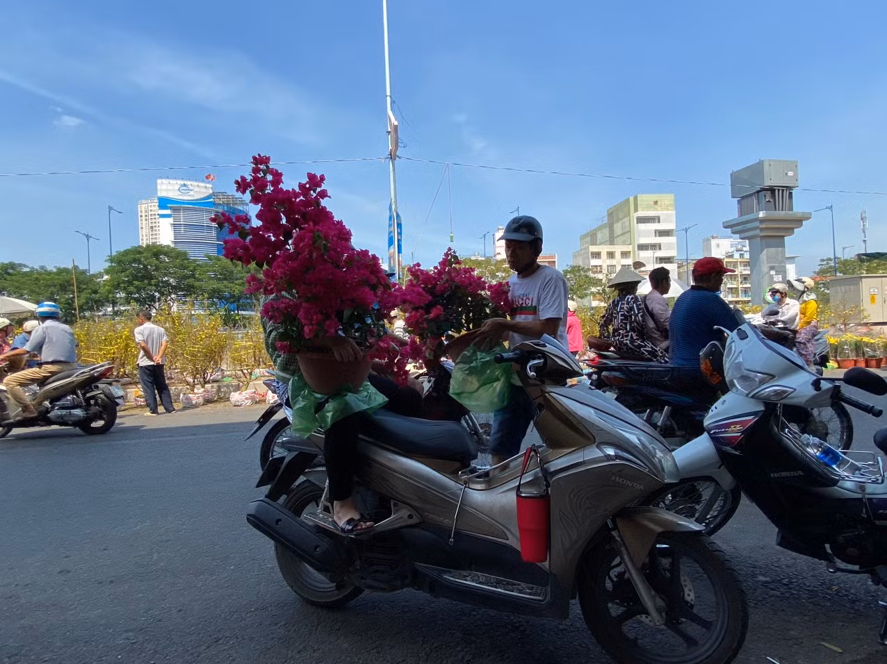 Tranh thủ cúng đón ông bà rồi ra chợ hoa 