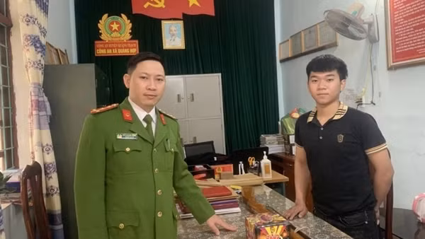 Nhiều cá nhân giao nộp vũ khí, vật liệu nổ và pháo trong dịp Tết