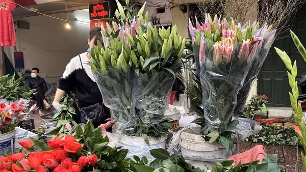 Hoa tươi ngày 29 Tết Nguyên đán: Đắt hơn thịt vẫn hút khách