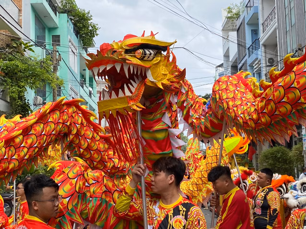 Trẻ em thích thú xem lân rồng ngày mùng 2 Tết -7
