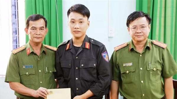 Thăm hỏi, động viên 2 chiến sĩ CSCĐ bị thương khi bắt các con bạc đá gà