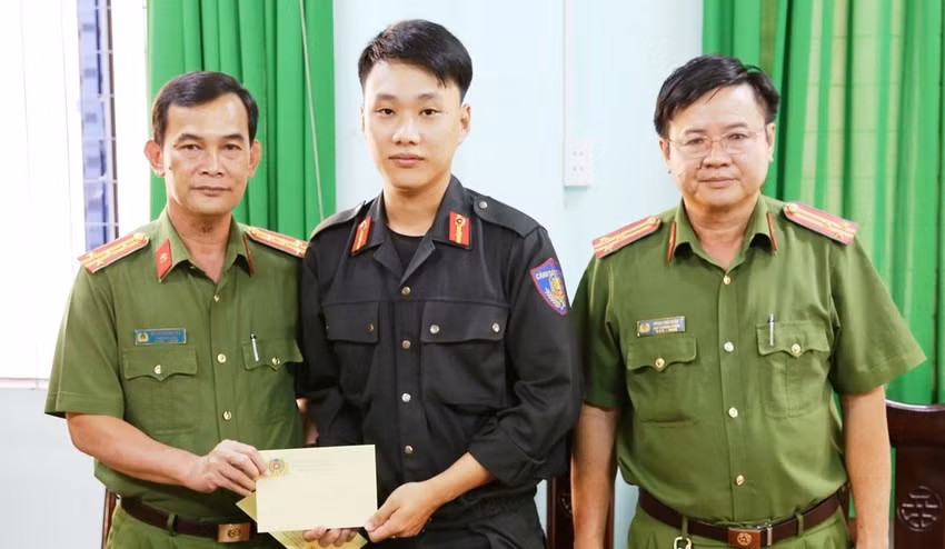 Thăm hỏi, động viên 2 chiến sĩ CSCĐ bị thương khi bắt các con bạc đá gà -0