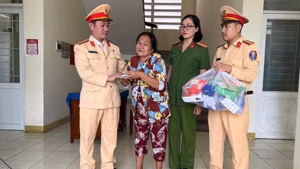 CSGT Quảng Ngãi giúp đỡ 3 bà cháu bị nhà xe bỏ rơi dọc đường