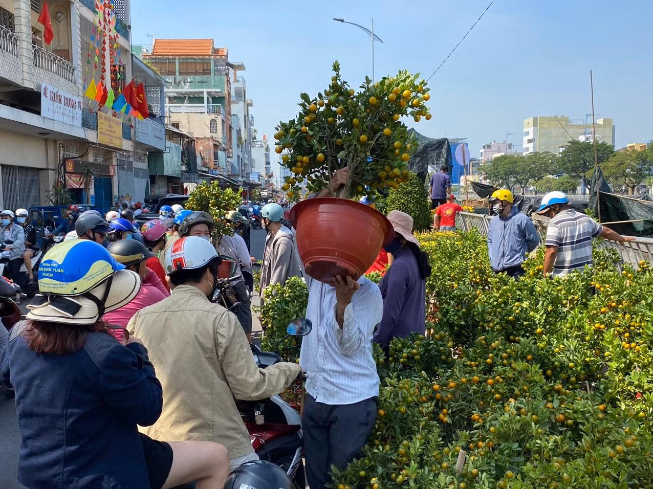 Tranh thủ cúng đón ông bà rồi ra chợ hoa 