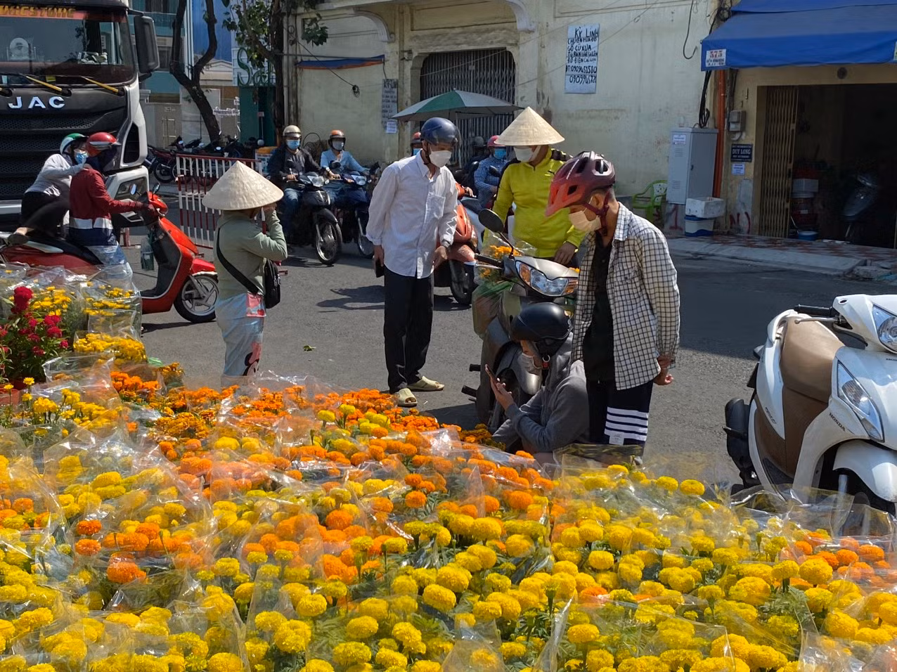 Tranh thủ cúng đón ông bà rồi ra chợ hoa 