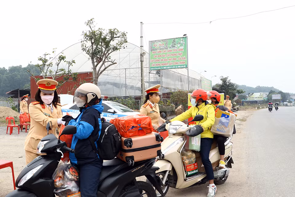 Ấm áp sắc nắng vàng trên đường người dân trở về quê ăn Tết -0