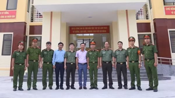 Xóm làng thêm bình yên khi Công an chính quy về xã