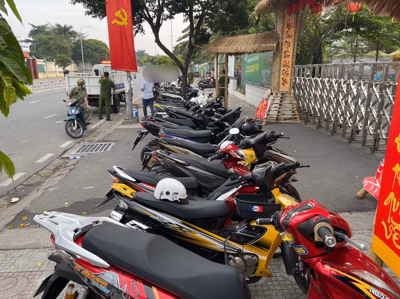 Ngăn chặn hàng chục “quái xế” đi bão sáng mùng 1 Tết -2