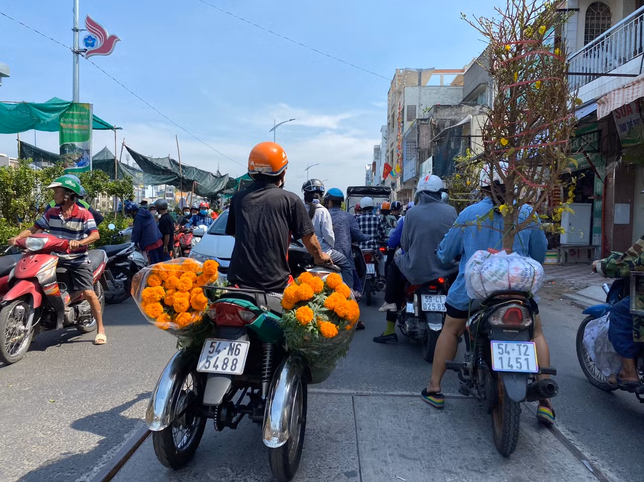 Tranh thủ cúng đón ông bà rồi ra chợ hoa 