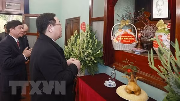 Chủ tịch Quốc hội dâng hương tưởng niệm Chủ tịch Hồ Chí Minh