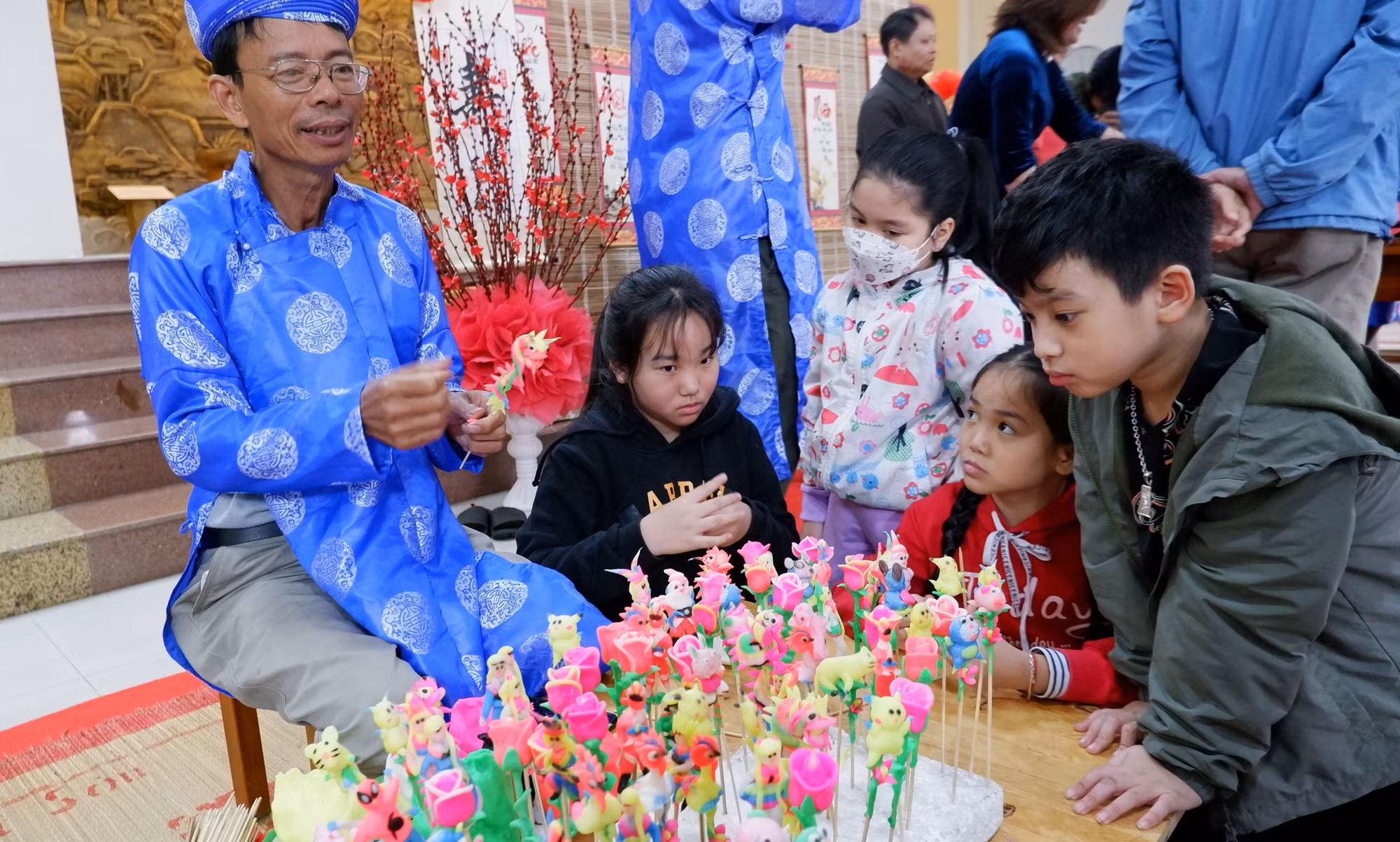 Du khách háo hức “Trẩy hội đầu xuân” những ngày đầu năm mới -1