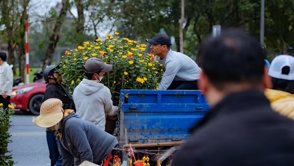 Nhộn nhịp chợ hoa Tết bên bờ sông Hương