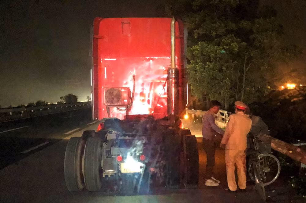 Nhiều người dân gặp sự cố được CSGT giúp đỡ ngày giáp Tết -0