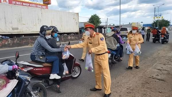 Đội nắng phục vụ du khách tham quan núi Bà Đen