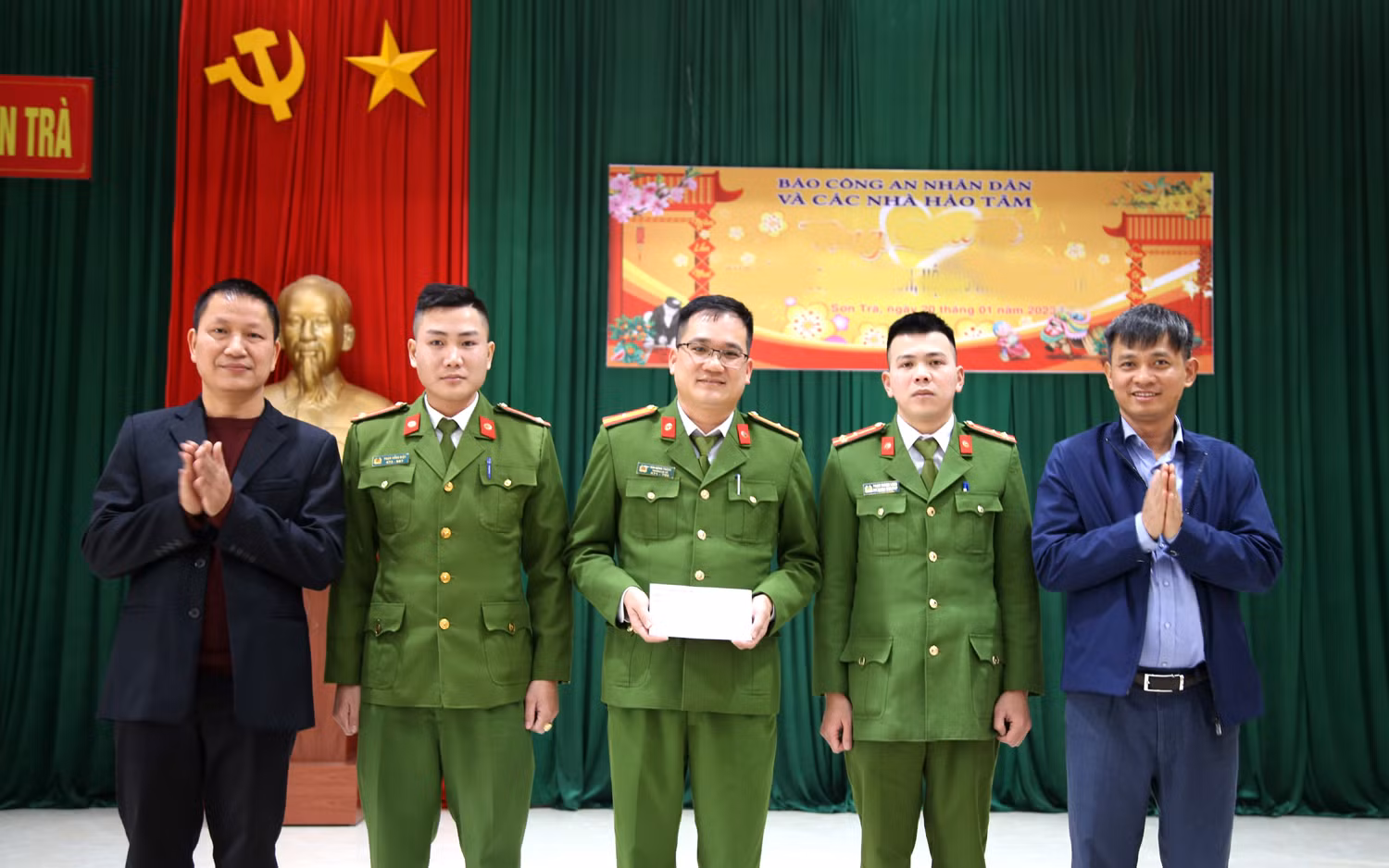 Báo Công an nhân dân mang tết ấm đến với người dân nghèo Sơn Trà -0