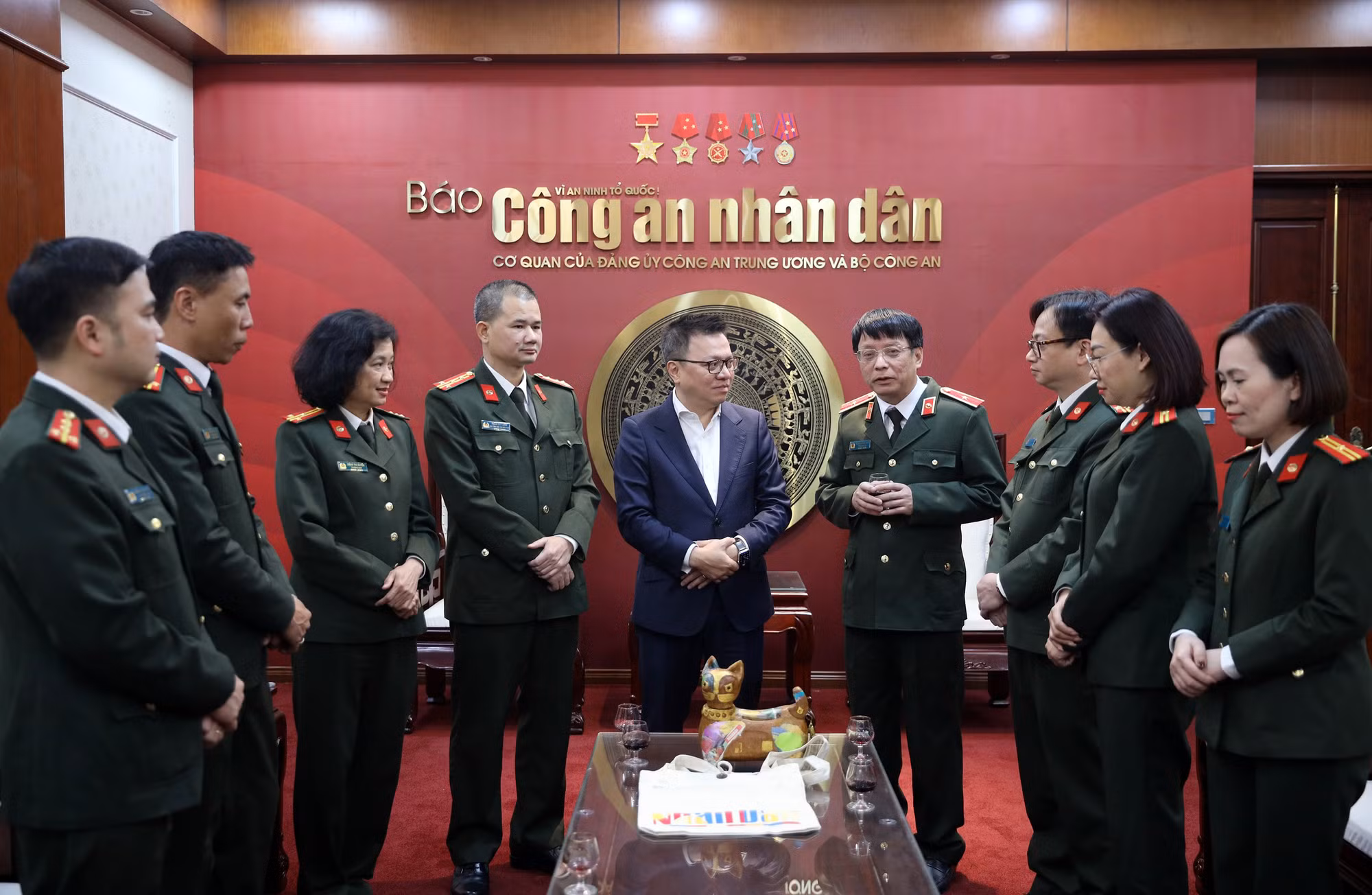 Chủ tịch Hội Nhà báo Việt Nam Lê Quốc Minh thăm, chúc mừng năm mới Báo CAND -0