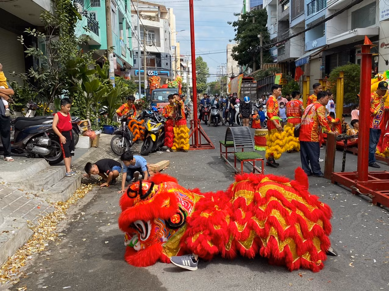 Trẻ em thích thú xem lân rồng ngày mùng 2 Tết -3