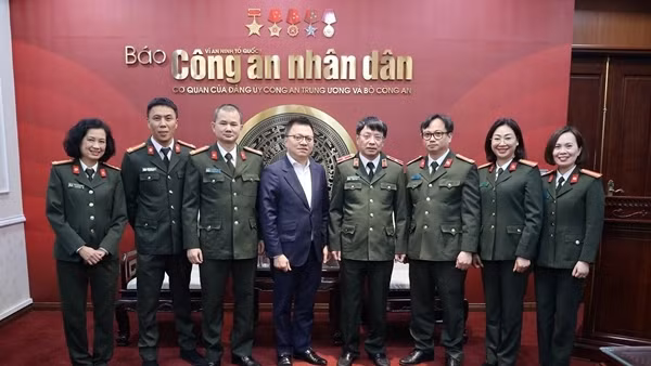 Chủ tịch Hội Nhà báo Việt Nam Lê Quốc Minh thăm, chúc mừng năm mới Báo CAND