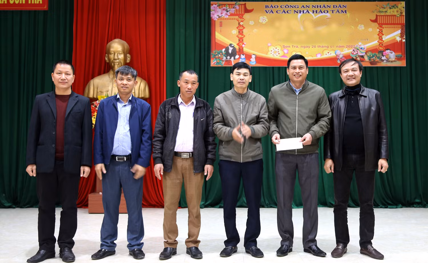 Báo Công an nhân dân mang tết ấm đến với người dân nghèo Sơn Trà -0