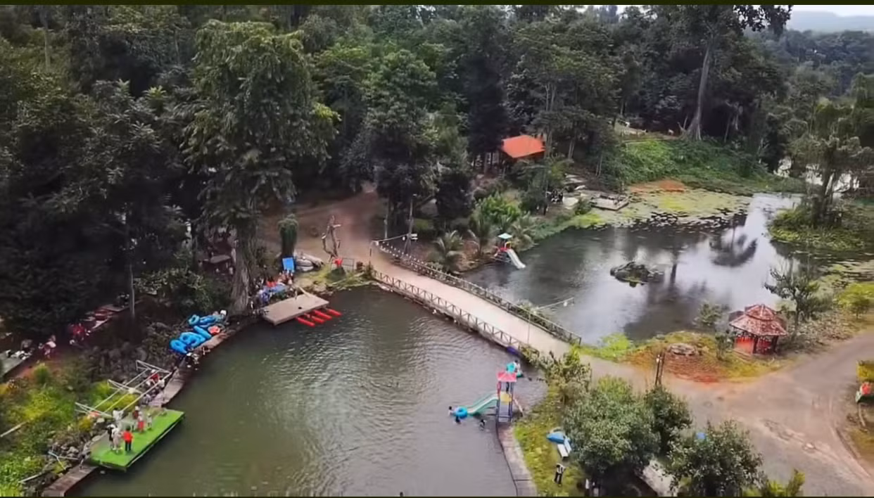 Du khách chen chân đi ngắm thác ngày Xuân -0