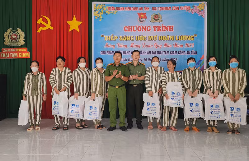 Công bố quyết định giảm thời hạn chấp hành án phạt tù cho nhiều phạm nhân -0