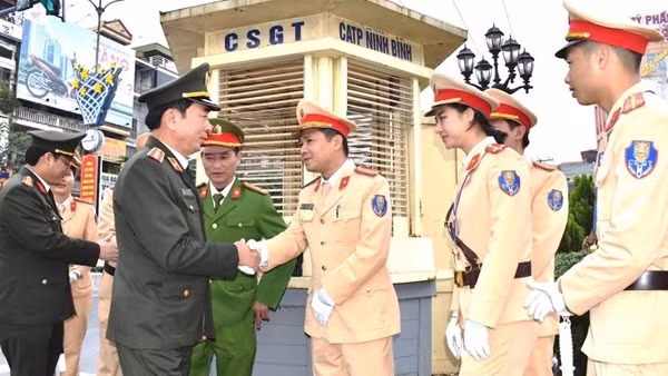 Thứ trưởng Trần Quốc Tỏ kiểm tra công tác tại Công an Ninh Bình
