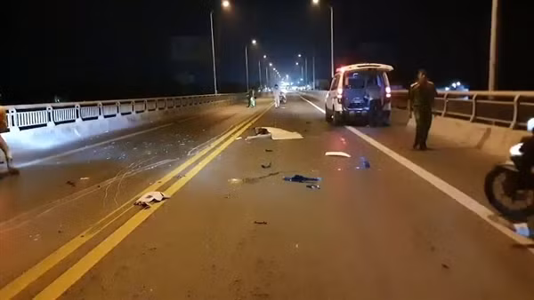 Va chạm liên hoàn trên cầu Rạch Miễu, nam thanh niên tử vong tại chỗ